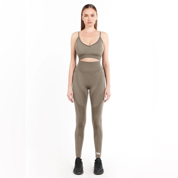 LIKE NEW The Giving Movement SET TONAL LONG-SLEEVE CROPTOP & LEGGINGS MUSHROOM - Picture 8 of 9